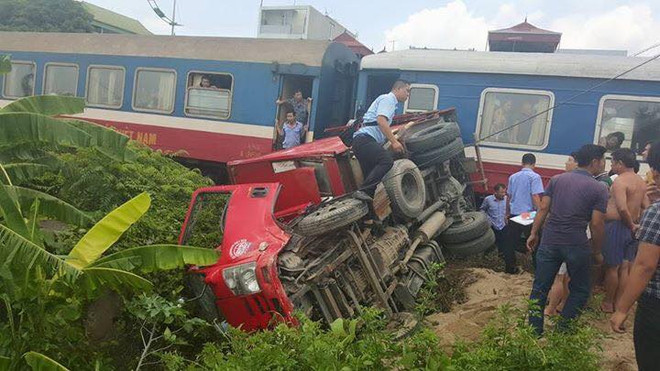 Bất cẩn vượt đường ngang dân sinh, ôtô tải đụng tàu Bắc Nam ảnh 1