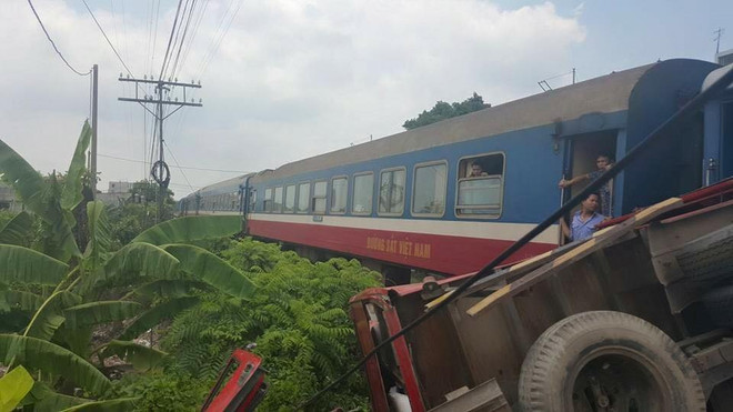 Bất cẩn vượt đường ngang dân sinh, ôtô tải đụng tàu Bắc Nam ảnh 3