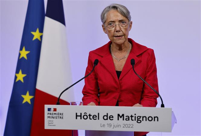 Thủ tướng Pháp Elisabeth Borne. (Ảnh: AFP/TTXVN) Thủ tướng Pháp vượt qua cuộc bỏ phiếu bất tín nhiệm đầu tiên ảnh 1