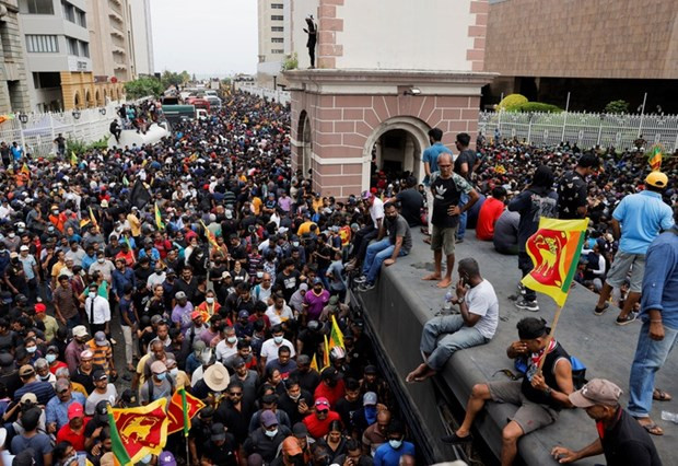 Người biểu tình xông vào bên trong dinh Tổng thống Sri Lanka. (Ảnh: Reuters). Liên hợp quốc kêu gọi đối thoại để giải quyết khủng hoảng ở Sri Lanka ảnh 1