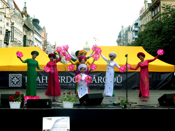 Múa sen trên nền nhã nhạc cung đình Huế. (Nguồn: Trần Quang Vinh/Prague) Việt Nam thành công tại liên hoan nghệ thuật quốc tế Prague 2018 ảnh 2