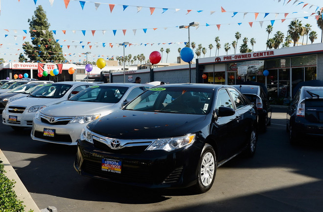 Xe của Toyota bày bán ở Los Angeles (Mỹ). (Ảnh: AFP/TTXVN) Lập kỷ lục bán hàng hơn 10 triệu xe, Toyota vẫn khó khăn tại Nhật ảnh 1