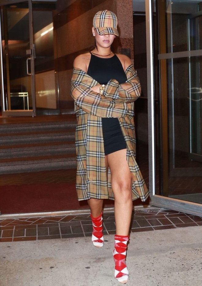 Burberry “hạ gục” dàn sao thế giới với họa tiết kẻ sọc kinh điển ảnh 2