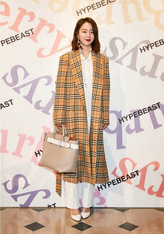 Burberry “hạ gục” dàn sao thế giới với họa tiết kẻ sọc kinh điển ảnh 8