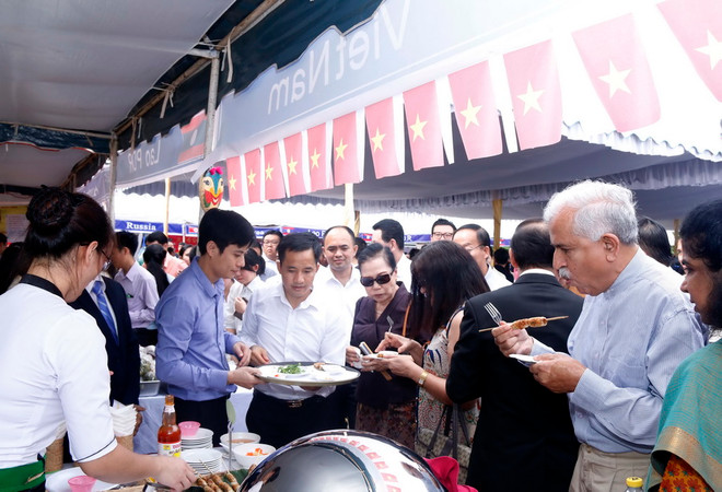 Gian hàng Việt Nam thu hút đông du khách dự Hội chợ ẩm thực ASEAN ảnh 1