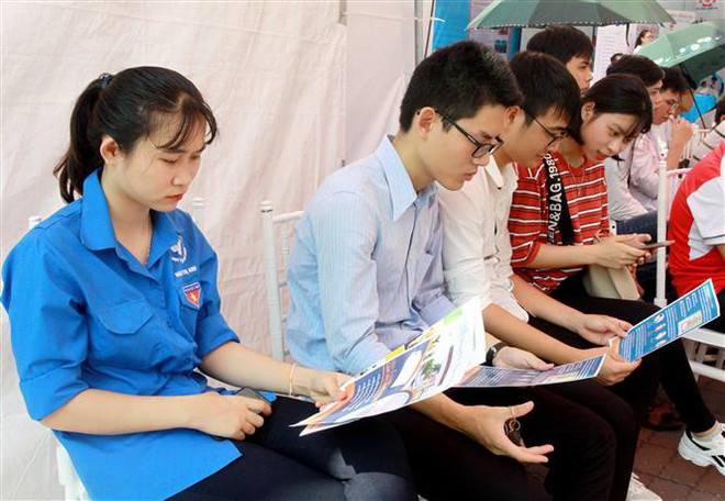 Sinh viên tìm hiểu thông tin việc làm. (Ảnh: Thế Duyệt/TTXVN) Nhu cầu tuyển dụng lao động tăng cao tại nhiều địa phương ảnh 1