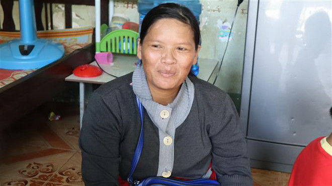 Chị Mai được khen thưởng vì hành động đẹp nhặt được tài sản lớn mang trả người đánh mất. (Ảnh: Đậu Tất Thành/TTXVN) Khen thưởng chị bán vé số trả lại hàng trăm triệu đồng nhặt được ảnh 1