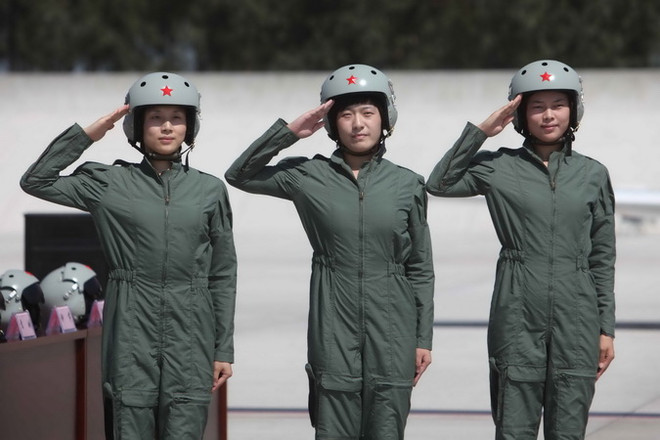 Những thành viên khoá học đầu tiên dành cho các nữ phi công lái máy bay chiến đấu tại căn cứ không quân Trung Quốc ở Bắc Kinh năm 2009. (Nguồn: AFP/TTXVN) Không quân Trung Quốc bắt đầu tuyển dụng phi công nữ thế hệ 11 ảnh 1
