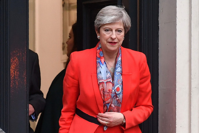 Thủ tướng Anh Theresa May rời trụ sở của Đảng Bảo thủ ở London sau khi các điểm bỏ phiếu đóng cửa ngày 9/6. (Nguồn: AFP/TTXVN) Thủ tướng Anh chính thức thông báo về lập chính phủ mới ảnh 1