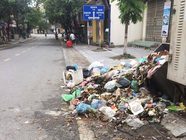 Thị xã Sơn Tây “ngập ứ” chất thải vì đường vào khu xử lý rác bị chặn ảnh 1