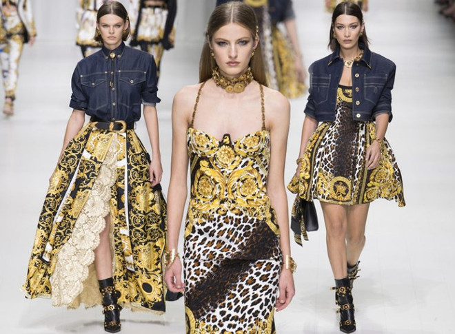 J. Lopez, Hoàng Thùy Linh tỏa sắc kiêu kỳ với thiết kế của Versace ảnh 21