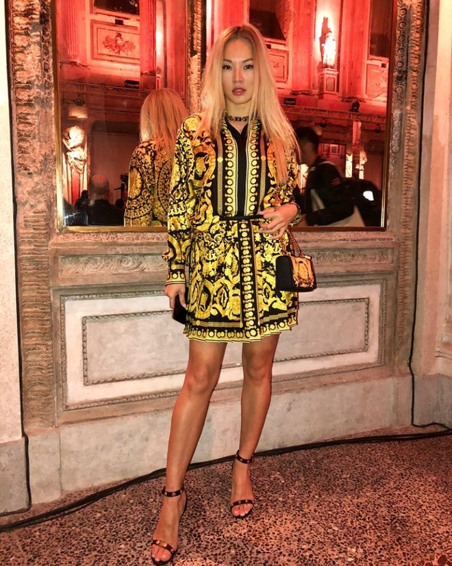 J. Lopez, Hoàng Thùy Linh tỏa sắc kiêu kỳ với thiết kế của Versace ảnh 8