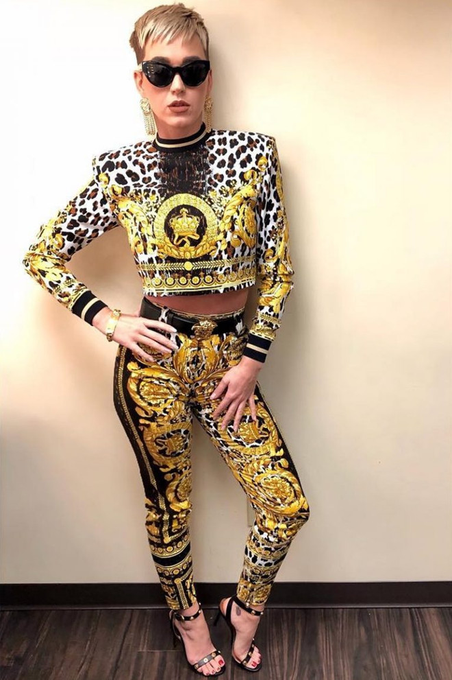 J. Lopez, Hoàng Thùy Linh tỏa sắc kiêu kỳ với thiết kế của Versace ảnh 2