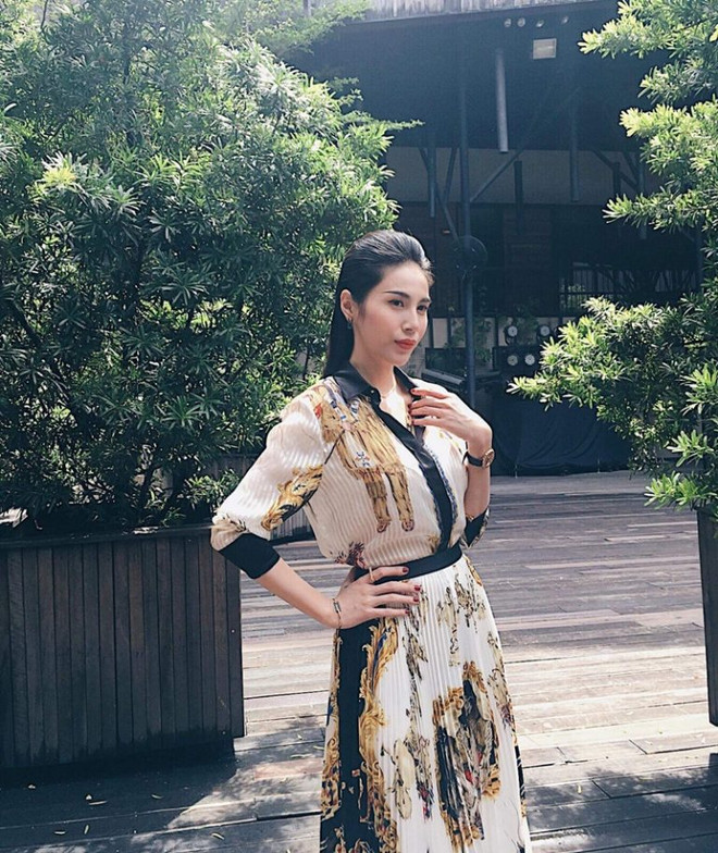 J. Lopez, Hoàng Thùy Linh tỏa sắc kiêu kỳ với thiết kế của Versace ảnh 18