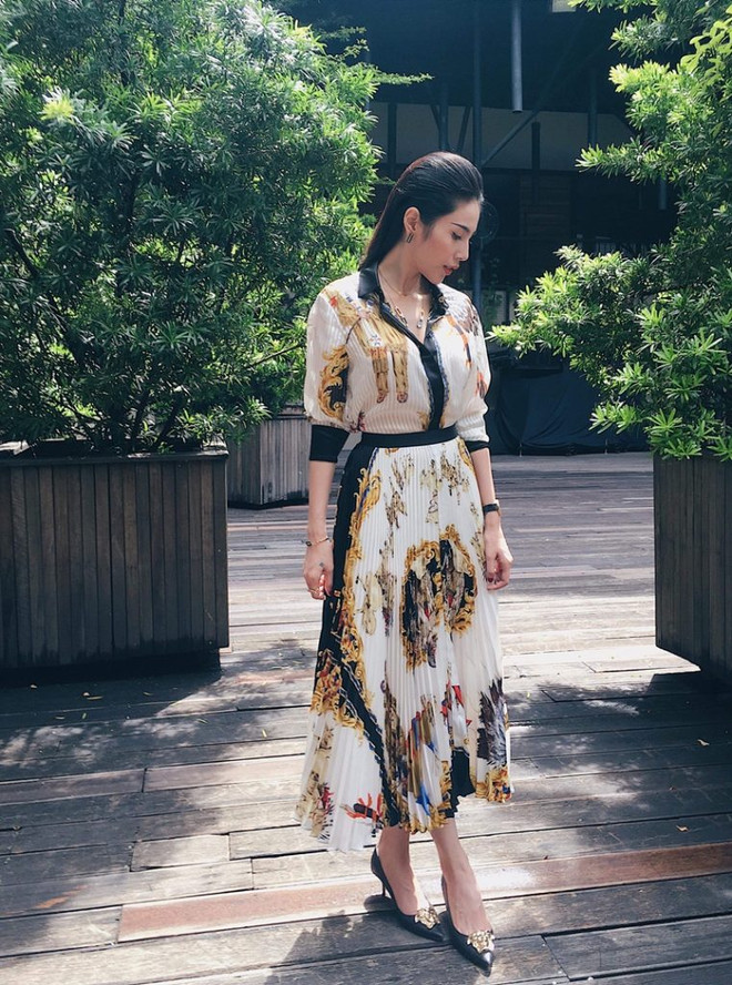 J. Lopez, Hoàng Thùy Linh tỏa sắc kiêu kỳ với thiết kế của Versace ảnh 17