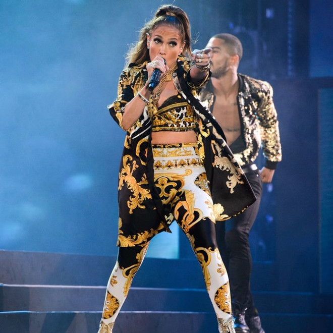 J. Lopez, Hoàng Thùy Linh tỏa sắc kiêu kỳ với thiết kế của Versace ảnh 3