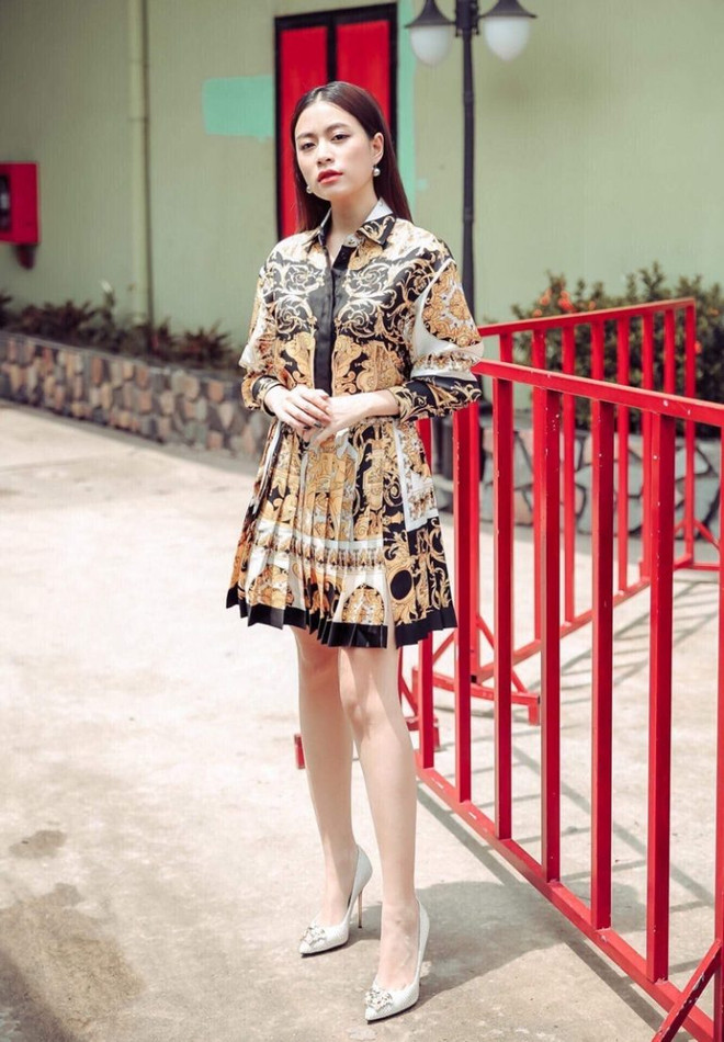 J. Lopez, Hoàng Thùy Linh tỏa sắc kiêu kỳ với thiết kế của Versace ảnh 15