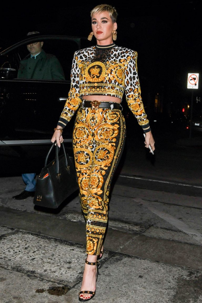 J. Lopez, Hoàng Thùy Linh tỏa sắc kiêu kỳ với thiết kế của Versace ảnh 1