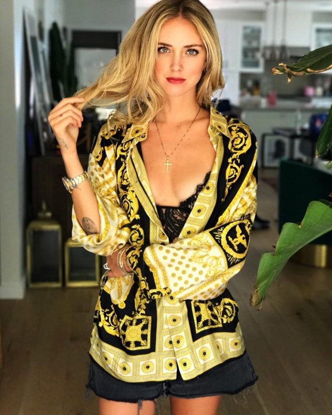 J. Lopez, Hoàng Thùy Linh tỏa sắc kiêu kỳ với thiết kế của Versace ảnh 6