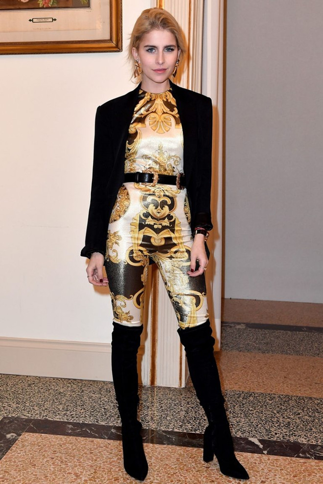 J. Lopez, Hoàng Thùy Linh tỏa sắc kiêu kỳ với thiết kế của Versace ảnh 13