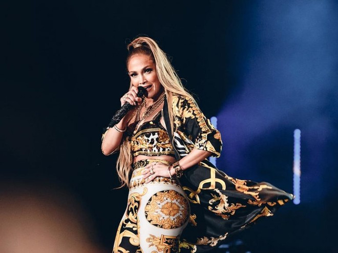 J. Lopez, Hoàng Thùy Linh tỏa sắc kiêu kỳ với thiết kế của Versace ảnh 4