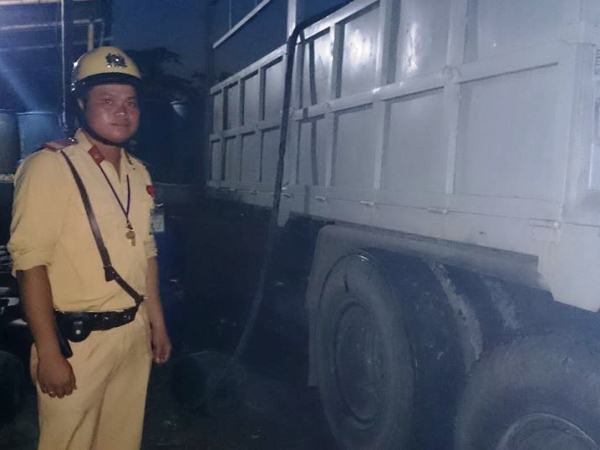 Truy đuổi xe nghi ngờ chở axit gây bỏng cho người đi đường ảnh 1