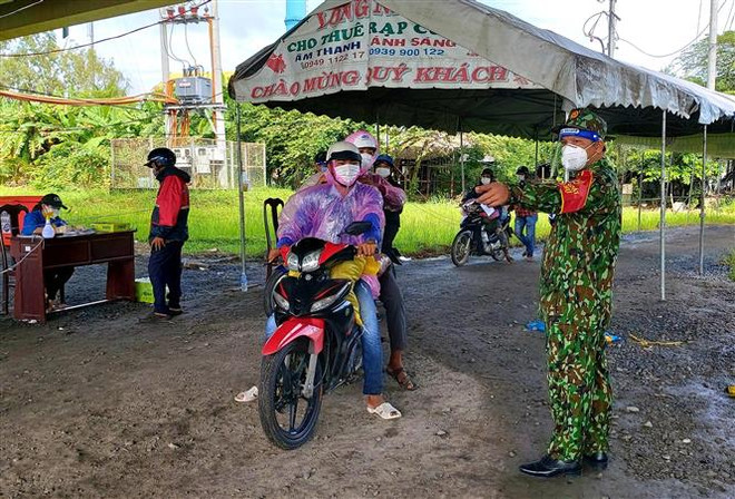 Khởi tố 2 đối tượng vượt chốt kiểm soát, chống người thi hành công vụ ảnh 1