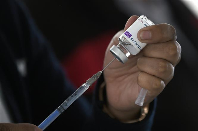 Nhân viên y tế chuẩn bị mũi tiêm vaccine ngừa COVID-19 tại một điểm tiêm chủng ở Tlalnepantla de Baz, Mexico. (Ảnh: AFP/TTXVN) Mexico kêu gọi WHO phê chuẩn tất cả vaccine ngừa COVID-19 hiệu quả ảnh 1