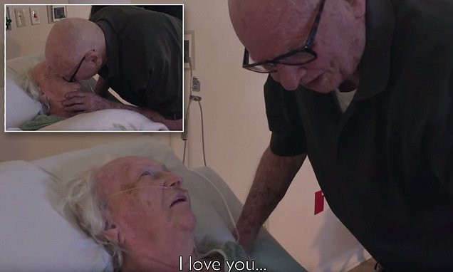 Cảm động người chồng gần 100 tuổi hát cho vợ bên giường bệnh ảnh 1