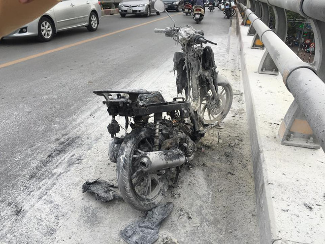 Xe máy tay ga bốc cháy dữ dội trên cầu vượt Lê Văn Lương-Láng Hạ ảnh 1