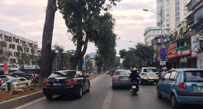 Hà Nội: Xế hộp biển xanh “ngang nhiên” chiếm làn xe buýt nhanh BRT ảnh 1
