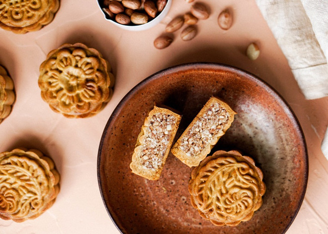 Bạn đã biết cách ăn bánh Trung Thu như thế nào cho đúng? ảnh 1