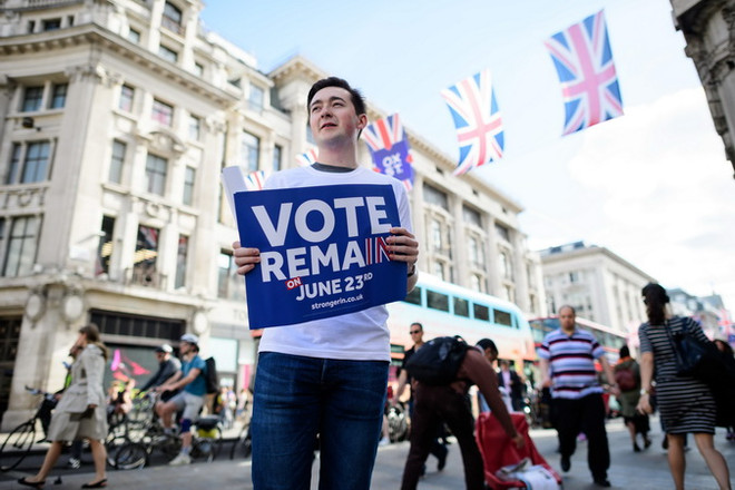 Một người dân Anh giơ cao tấm biển ''Vote Remain'' ( Hãy chọn ở lại) trong phong trào vận động Anh ở lại EU tại London ngày 21/6 . (Nguồn: EPA/TTXVN) Số người Anh đăng ký bỏ phiếu về đi hay ở lại EU đạt kỷ lục ảnh 1
