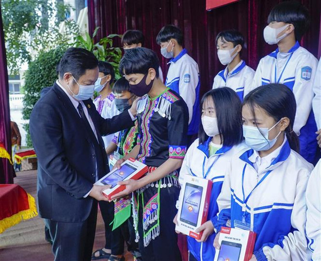 Hỗ trợ 5.000 máy tính bảng, 5.000 sim 4G cho học sinh nghèo Điện Biên ảnh 1