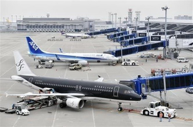 Máy bay đỗ tại sân bay Chubu ở thành phố Tokoname, Nhật Bản, ngày 12/2/2020. (Ảnh: Kyodo/TTXVN) COVID-19 - "Phép thử" với chính phủ và giới doanh nghiệp toàn cầu ảnh 2