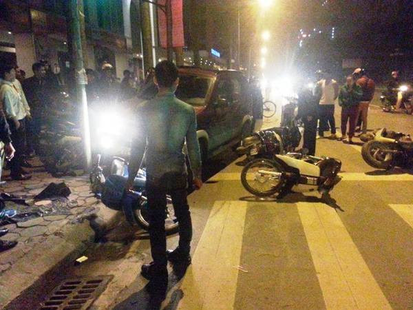 Hà Nội: Ôtô đâm thẳng vào dòng xe máy chờ đèn đỏ ảnh 1