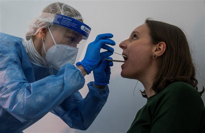 Đức: Tỷ lệ xét nghiệm dương tính với COVID-19 cao nhất từ đầu dịch ảnh 2