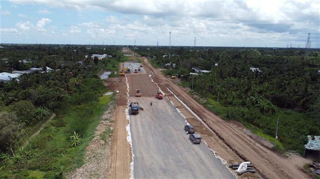 Công nhân âm thầm thi công xuyên lễ trên công trường cao tốc Bắc-Nam ảnh 1