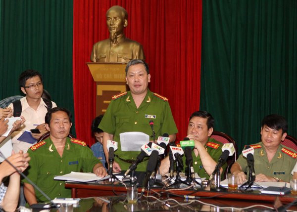 Thượng tá Võ Hồng Phương thông báo về vụ án tại thẩm mỹ viện Cát Tường. (Ảnh: TTXVN) Sẽ trưng cầu giám định để kết luận về vụ án Cát Tường gây nhức nhối ảnh 1