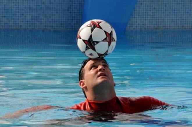 Cựu cầu thủ bóng nước Cuba lập kỷ lục thế giới về giữ bóng trên đầu ảnh 1