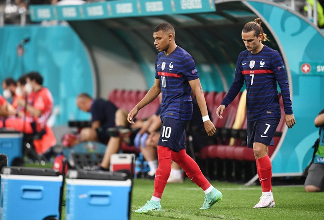 Truyền thông Pháp tiết lộ rạn nứt quan hệ giữa Mbappe và Griezmann ảnh 1
