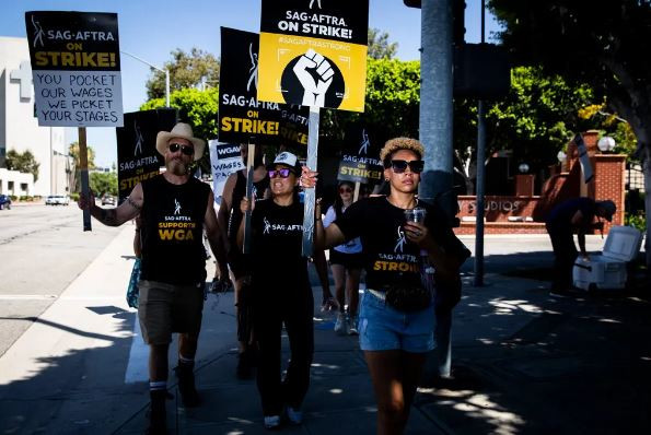 Lễ trao giải Emmy bị lùi sang đầu năm 2024 do đình công ở Hollywood ảnh 1