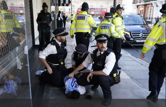 Anh bắt giữ 9 thanh niên sau vụ gây rối trên mua sắm Oxford ảnh 1