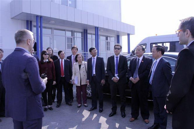 Đoàn Bình Thuận thăm khu công nghiệp Vorsino. (Ảnh: Hồng Quân/TTXVN) Thúc đẩy hợp tác giữa tỉnh Bình Thuận và tỉnh Kaluga của Nga ảnh 1