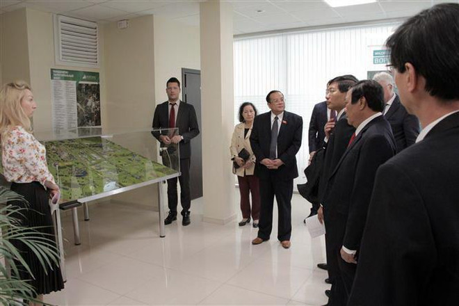 Đoàn Bình Thuận thăm khu công nghiệp Vorsino. (Ảnh: Hồng Quân/TTXVN) Thúc đẩy hợp tác giữa tỉnh Bình Thuận và tỉnh Kaluga của Nga ảnh 2