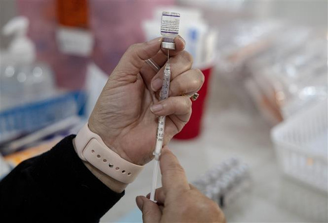Tiêm vaccine ngừa COVID-19 tại San Antonio, Texas, Mỹ. (Ảnh: THX/TTXVN) Liều tăng cường vaccine COVID-19 thể lưỡng trị giúp giảm ca nhập viện ảnh 1