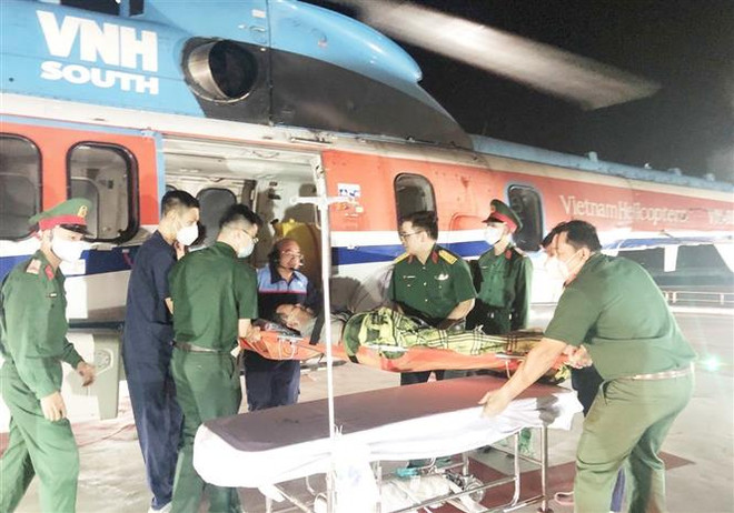 Kịp thời đưa ngư dân bị đột quỵ não từ Trường Sa về đất liền điều trị ảnh 1