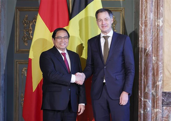 Thủ tướng Chính phủ Phạm Minh Chính và Thủ tướng Vương quốc Bỉ Alexander De Croo. (Ảnh: Dương Giang/TTXVN) Lễ đón chính thức Thủ tướng Phạm Minh Chính thăm Vương quốc Bỉ ảnh 1