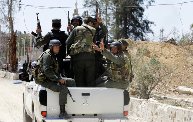 Binh sỹ Syria tuần tra tại ngoại ô Damascus ngày 16/4. (Nguồn: AFP/TTXVN) Lãnh đạo Nga-Đức thảo luận về tình hình Syria và dự án khí đốt ảnh 1