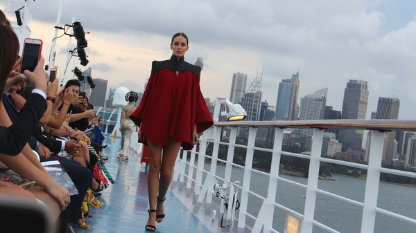 Người mẫu gốc Việt biến tàu khổng lồ thành sàn diễn ở Sydney ảnh 14